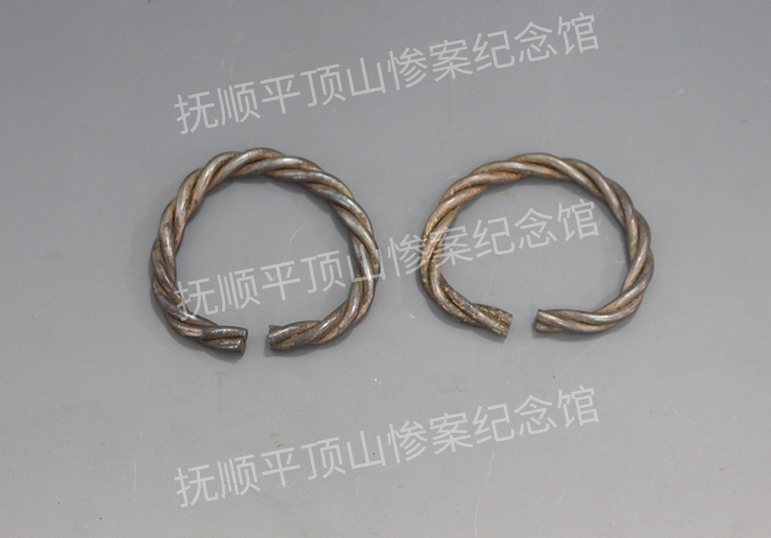 总19-1932年平顶山惨案遇难者的银手镯.jpg