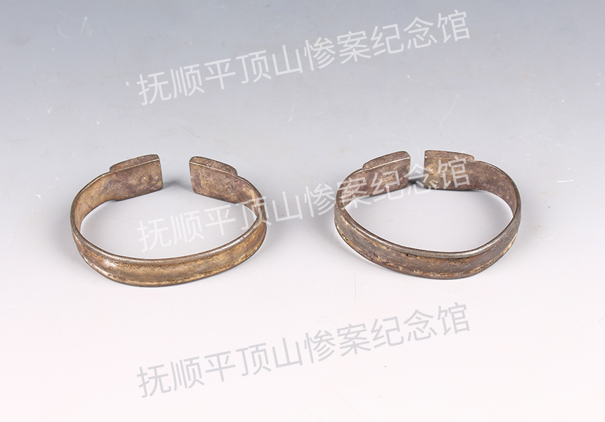 总31-1932年平顶山惨案遇难儿童的银手镯.jpg
