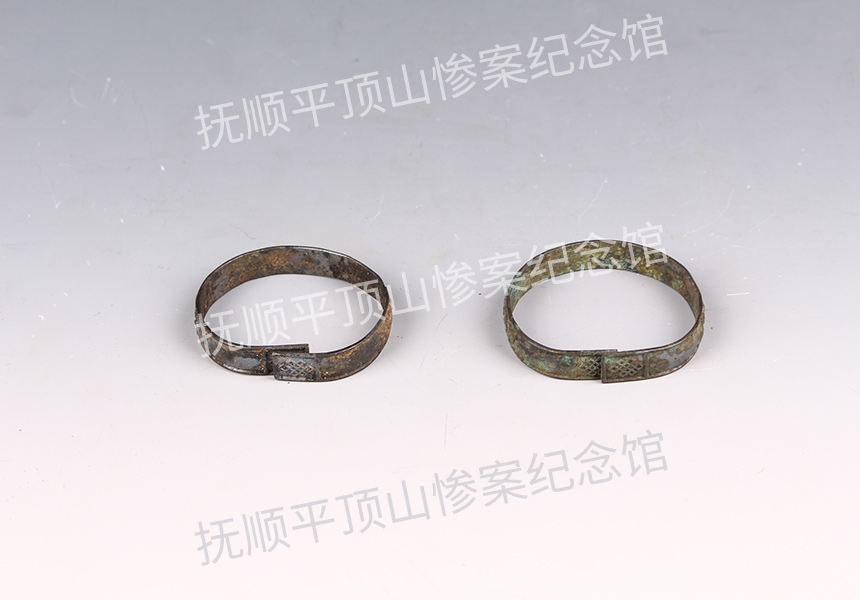 总37-1932年平顶山惨案遇难儿童的银手镯.jpg
