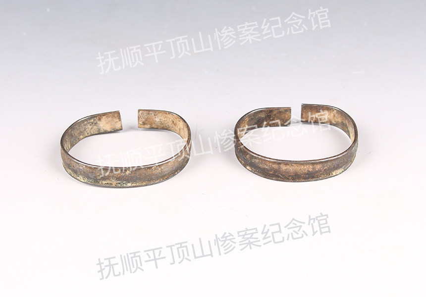 总39-1932年平顶山惨案遇难儿童的银手镯.jpg