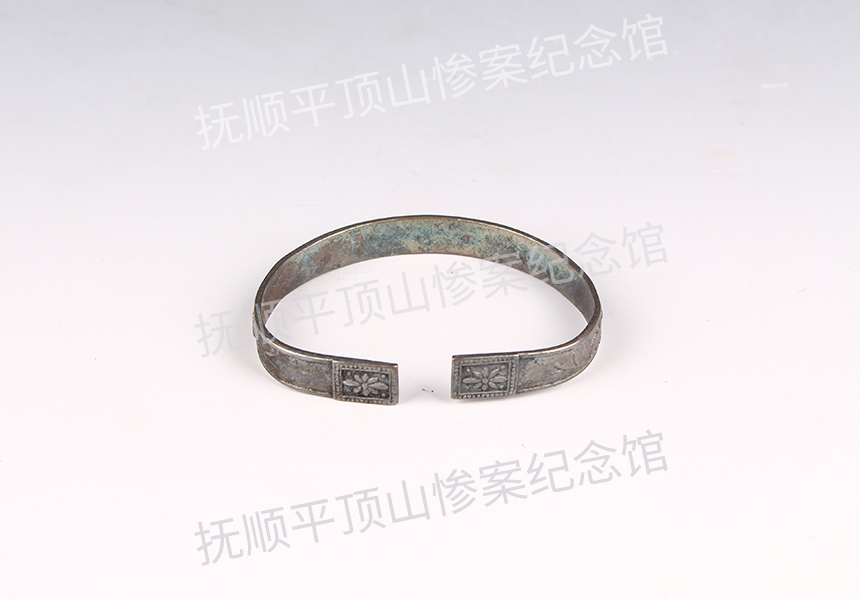 总40-1932年平顶山惨案遇难儿童的长命富贵银手镯.jpg