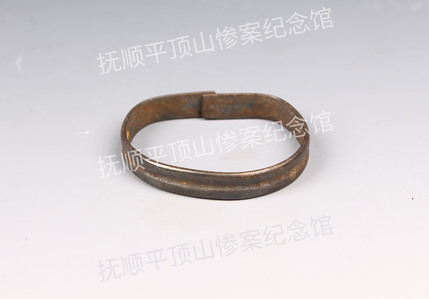 总49-1932年平顶山惨案遇难儿童的银手镯.jpg