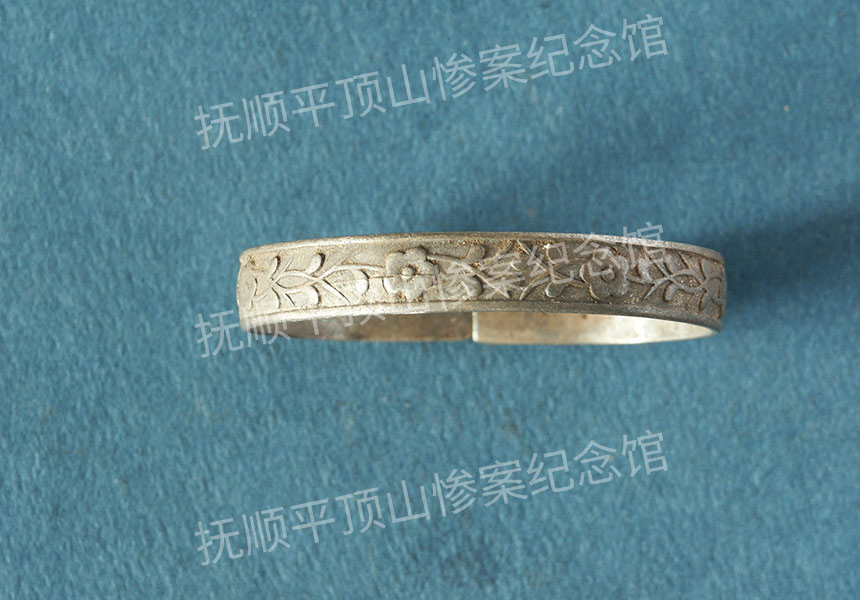 总56-1932年平顶山惨案遇难儿童的银手镯.jpg