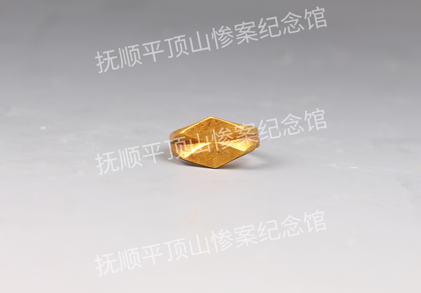 总63-1932年平顶山惨案遇难者的双菱形金戒子.jpg