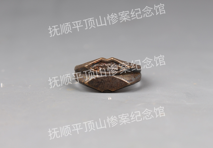 总64-1932年平顶山惨案遇难者的镀金银戒子.jpg