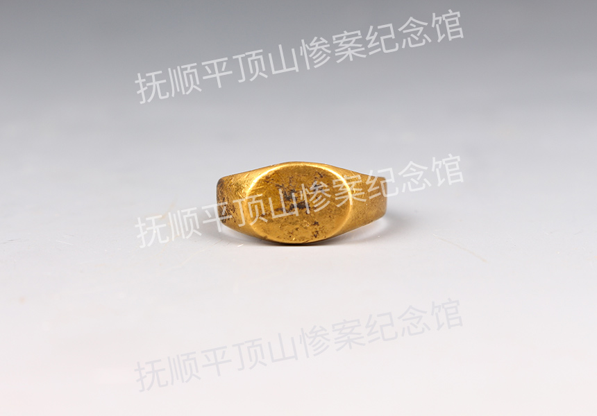 总65-1932年平顶山惨案遇难者的椭圆形金戒子.jpg