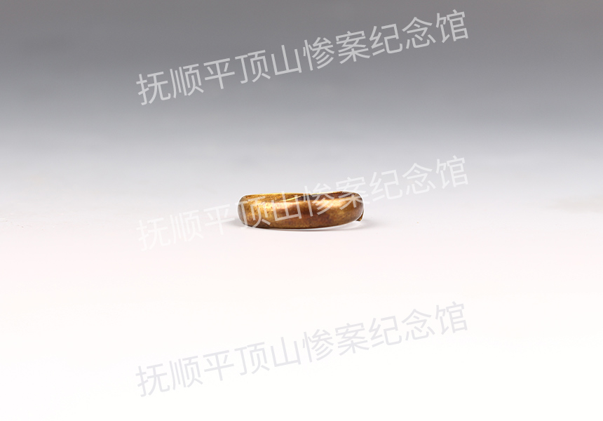 总67-1932年平顶山惨案遇难者的金戒子.jpg
