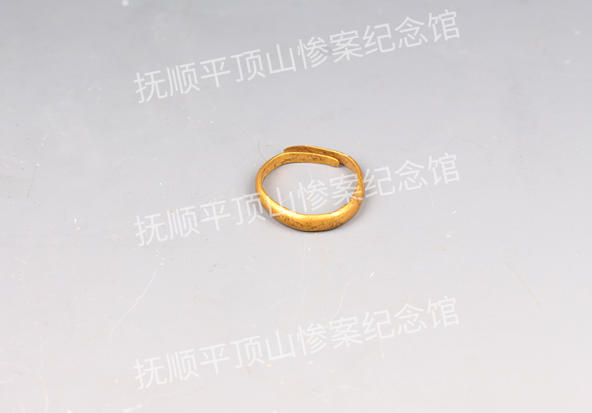 总68-1932年平顶山惨案遇难者的金戒子.jpg