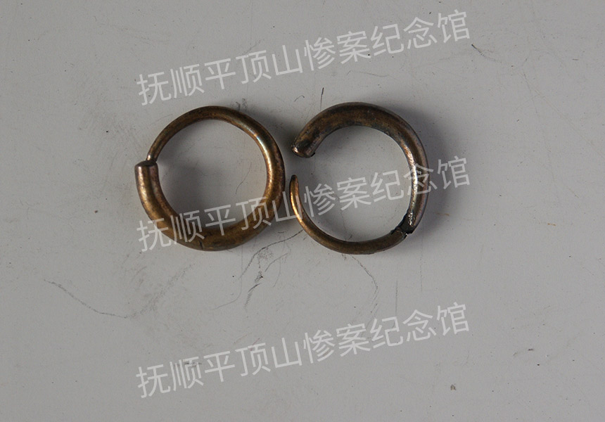 总89-1932年平顶山惨案遇难者的金耳环.jpg