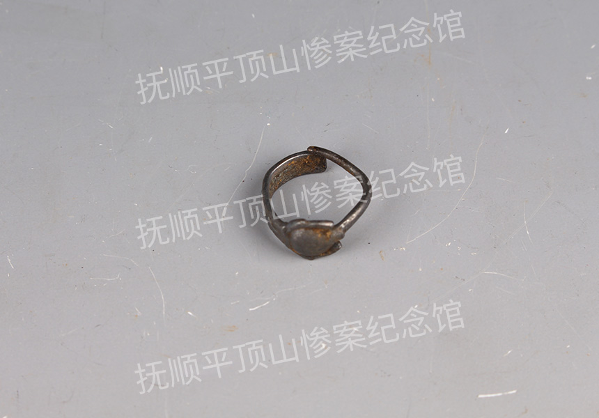 总98-1932年平顶山惨案遇难者的银耳环.jpg