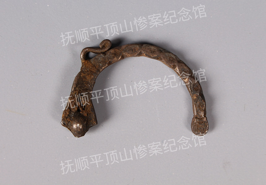 总103-1932年平顶山惨案遇难者的银耳环.jpg