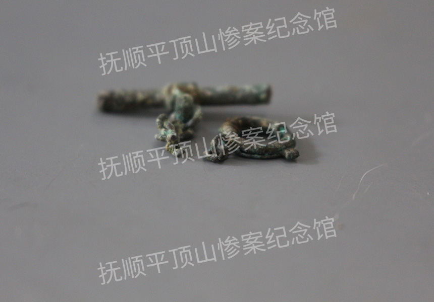 总104-1932年平顶山惨案遇难者的残银耳环.jpg