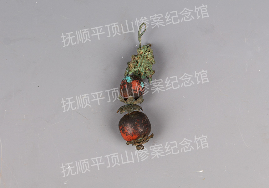 总106-1932年平顶山惨案遇难者的红料珠铜耳坠.jpg