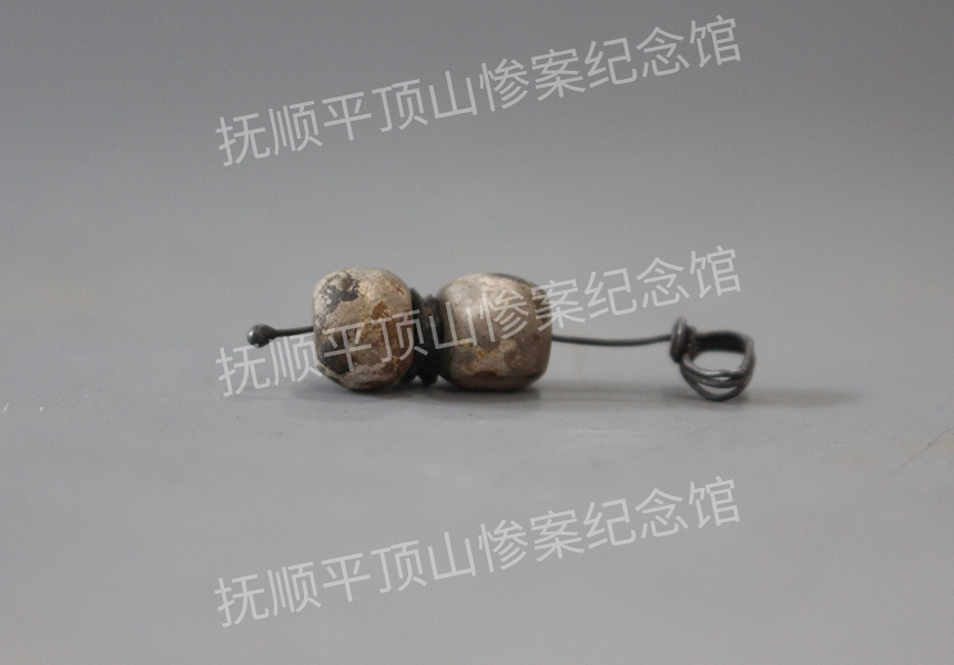 总107-1932年平顶山惨案遇难者的银耳坠.jpg