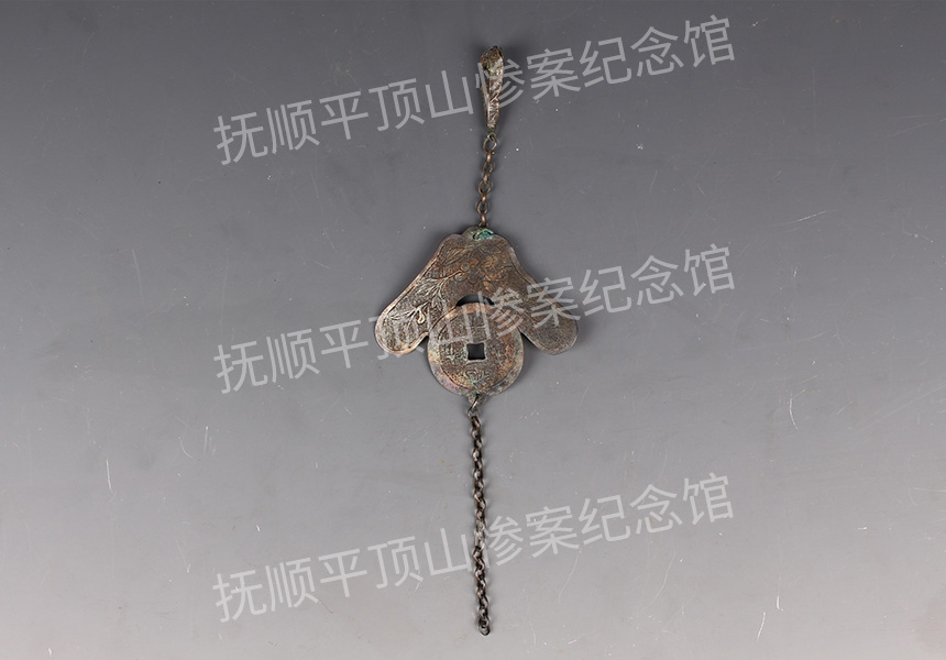 总111-1932年平顶山惨案遇难儿童的九子十成银锁.jpg