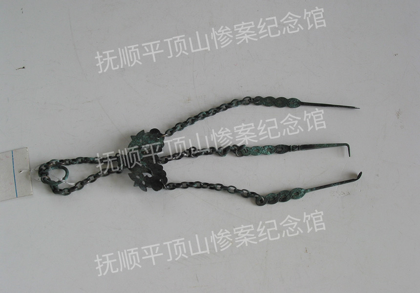 总115-1932年平顶山惨案遇难者的蝙蝠兽面银链.jpg