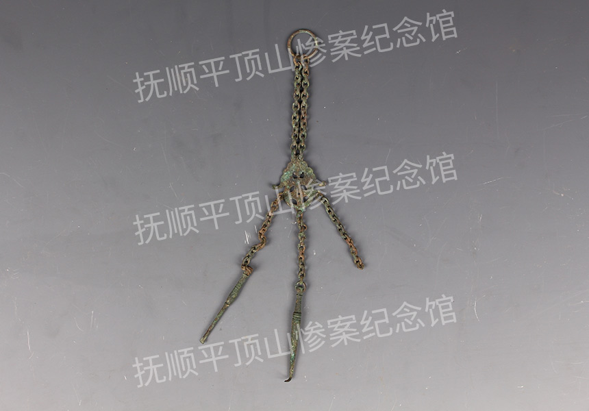 总116-1932年平顶山惨案遇难者的福在眼前银锁.jpg