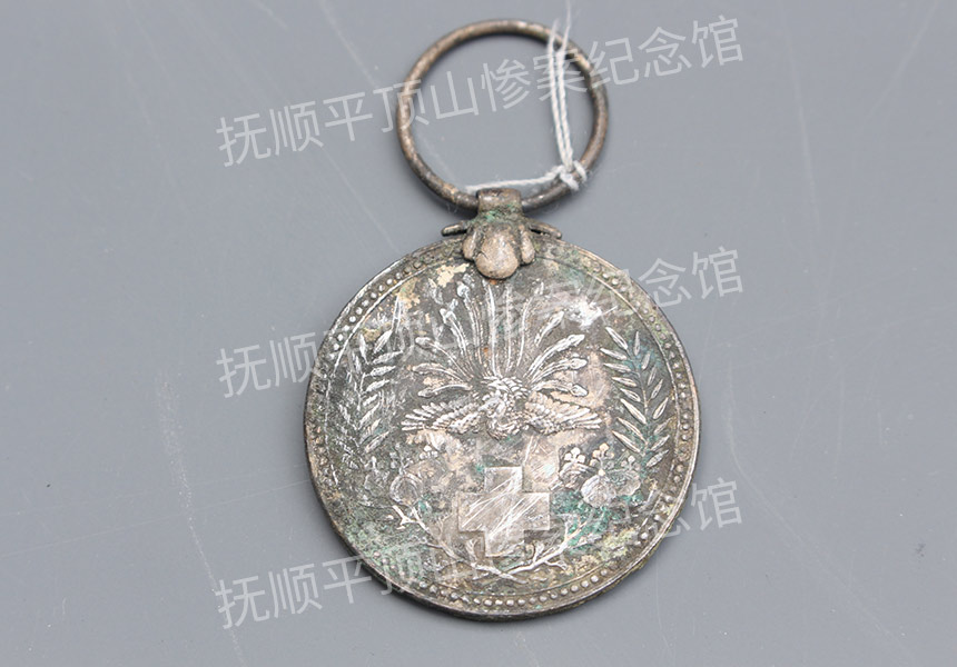 总126-1932年平顶山惨案遇难者的红十字金属圆牌.jpg