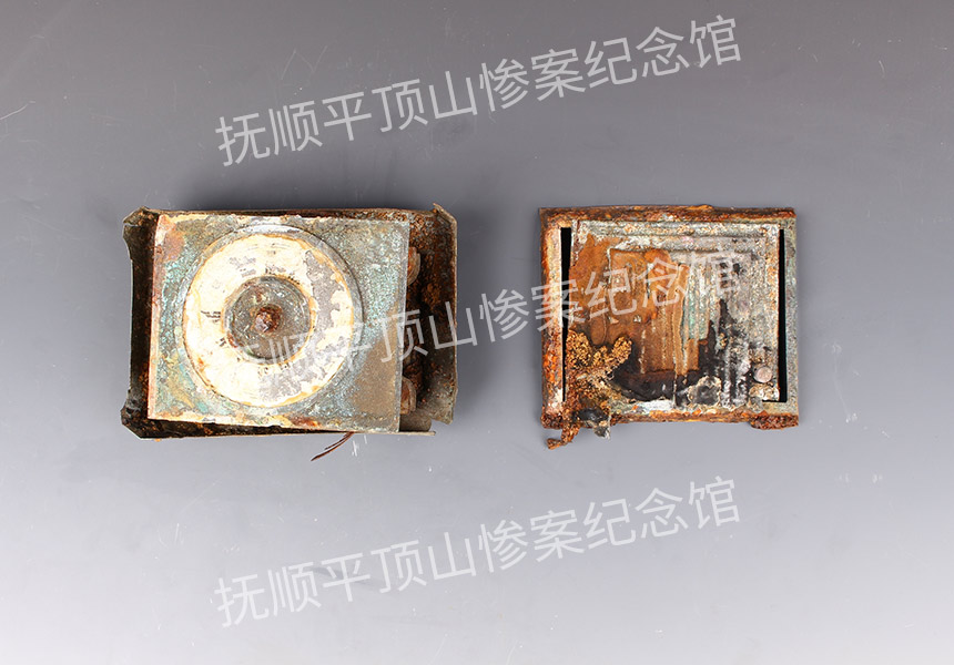 总141-1932年平顶山惨案遇难者的长方铁闹钟.jpg