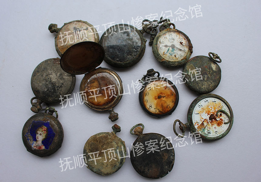 总142-1932年平顶山惨案遇难者的怀表.jpg