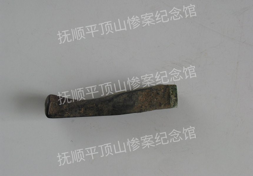 总151-1932年平顶山惨案遇难者的琥珀烟嘴.jpg