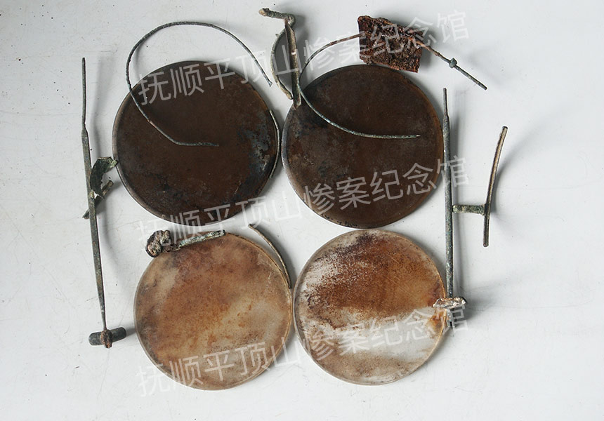 总157-1932年平顶山惨案遇难者的眼镜.jpg