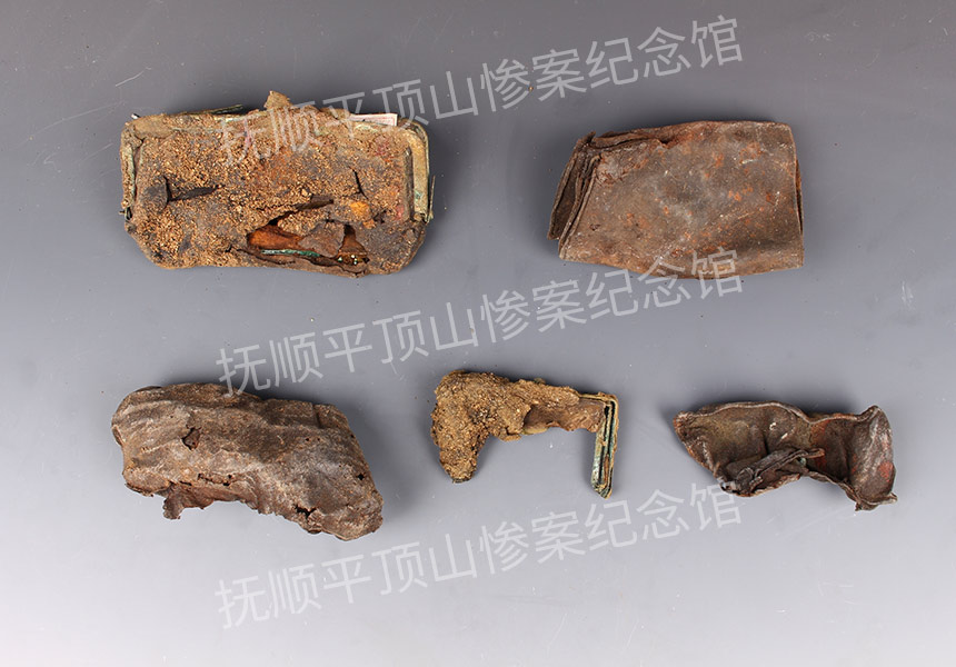 总165-1932年平顶山惨案遇难者的皮钱包.jpg