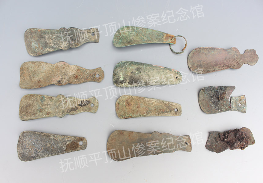 总170-1932年平顶山惨案遇难者的铜鞋拔子.jpg