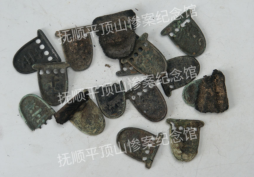 总175-1932年平顶山惨案遇难者的铜鞋钮.jpg