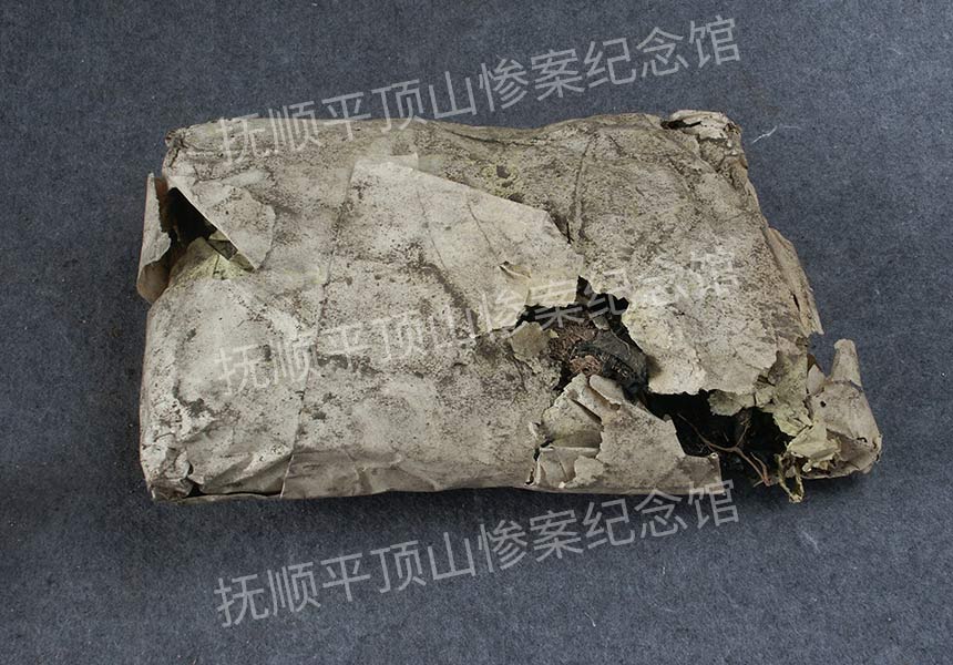 总186-1932年平顶山惨案遇难者的衣服包.jpg