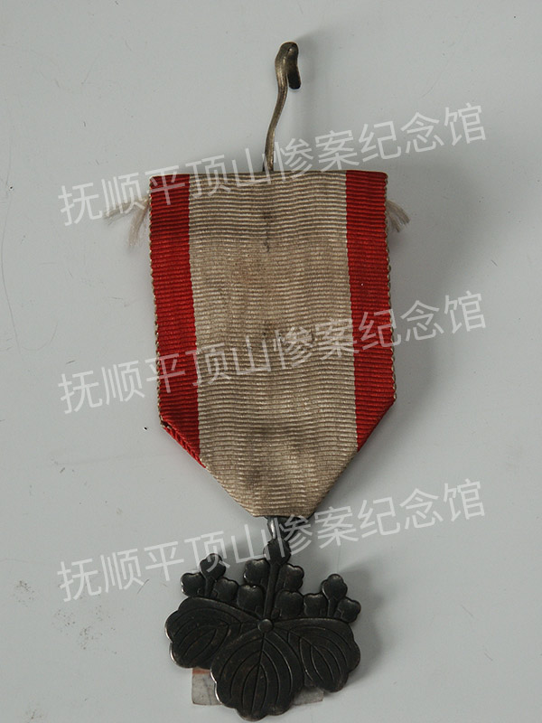 总234-民国时期伪满洲国勋功旌章银纪念章.jpg