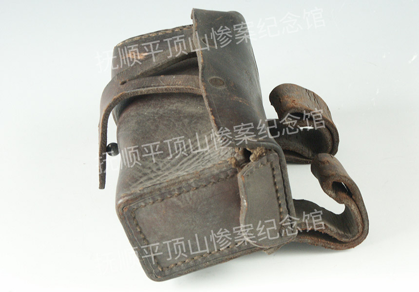 总352-二十世纪日本军用牛皮子弹袋.jpg