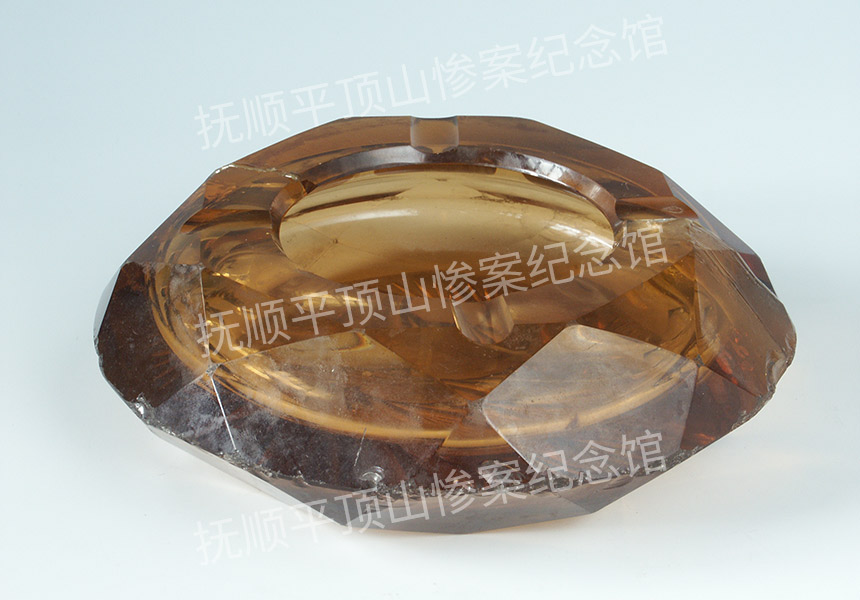 总353-民国琥珀色玻璃烟灰缸.jpg