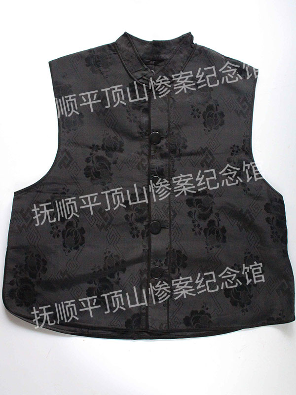总604-抗日战争时期抚顺抗日烈士魏国昌穿过的暗花黑锻马夹.jpg