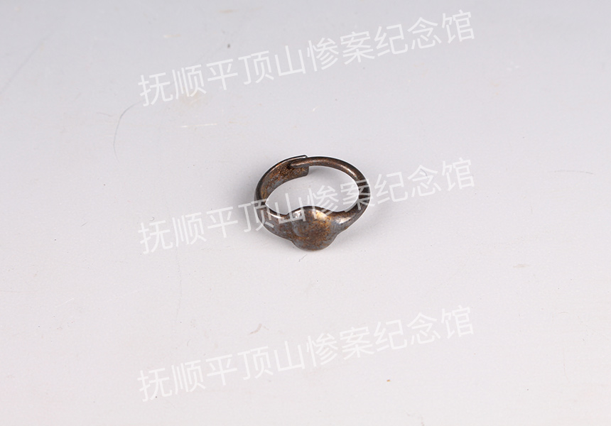 总91-1932年平顶山惨案遇难者的金耳环.jpg
